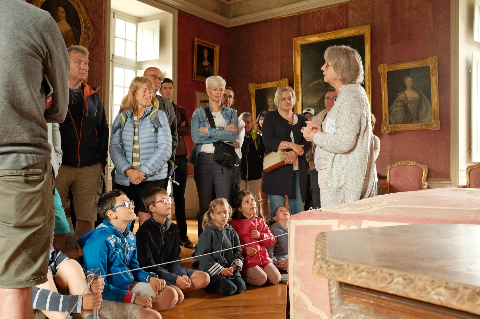 Guide im Museum im Burgund