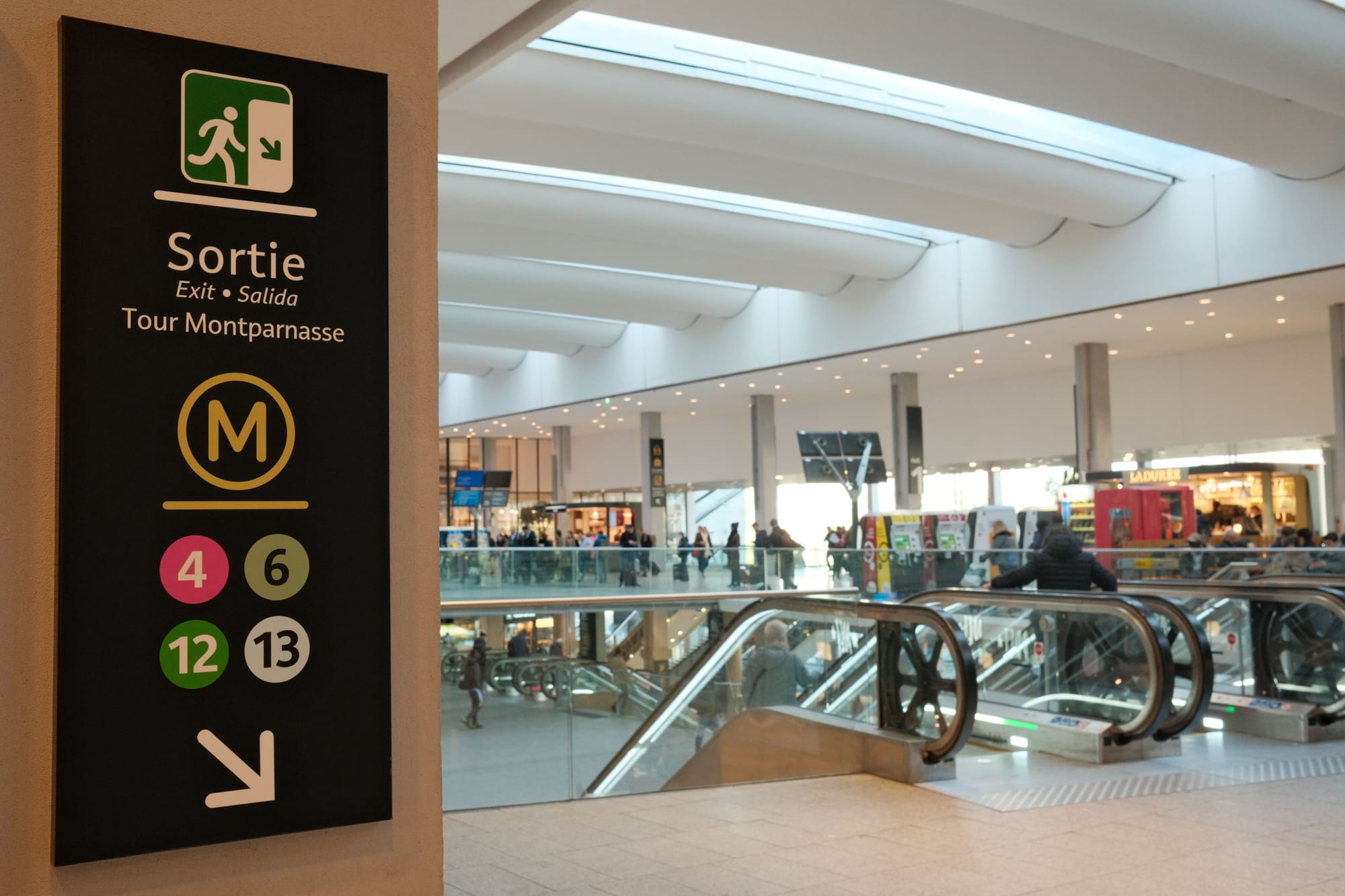 Orientierung am Bahnhof Paris Montparnasse